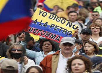 Oposición pide a Petro no imponga reformas a la fuerza 