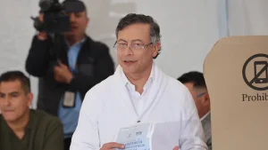 La Comisión de Investigación y Acusación de la Cámara de Representantes formalizó dos procesos disciplinarios contra el presidente Gustavo Petro por presuntas intervenciones electorales en redes y actos públicos.