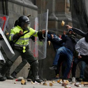 Enfrentamientos entre manifestantes y Policía antidisturbios en Colombia tras los resultados del preconteo electoral. / Foto: France 24