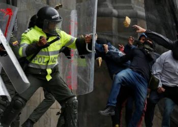 Enfrentamientos entre manifestantes y Policía antidisturbios en Colombia tras los resultados del preconteo electoral. / Foto: France 24