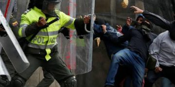 Enfrentamientos entre manifestantes y Policía antidisturbios en Colombia tras los resultados del preconteo electoral. / Foto: France 24
