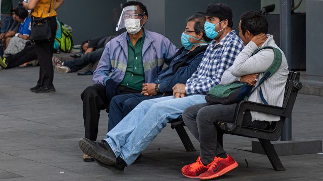 Personas sentadas en una banca en la Ciudad de México.