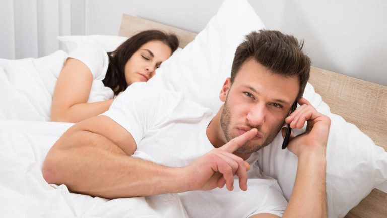 Hombres infieles son menos inteligentes, según estudio