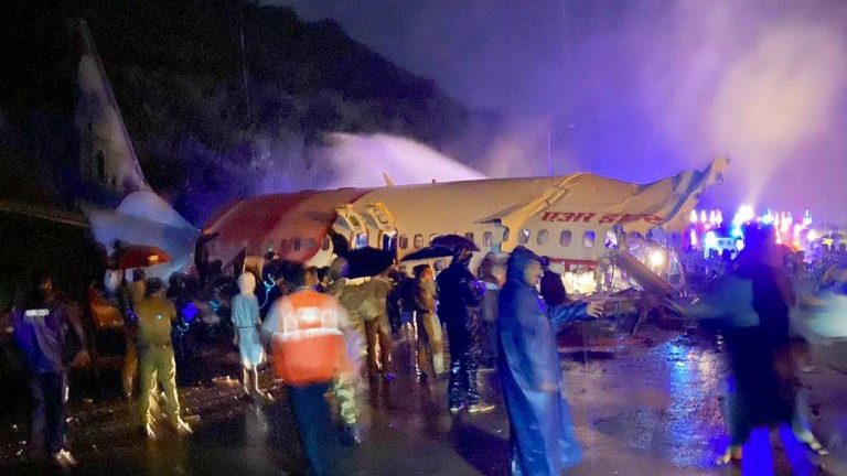 Grave accidente de aviòn en India deja 16 muertos