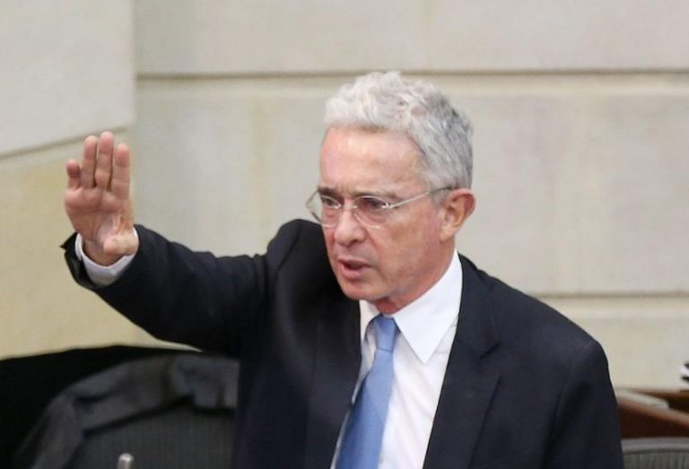 Fiscalía solicita archivar investigación contra Uribe
