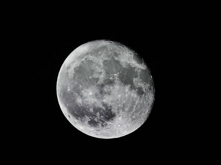 La NASA encontró agua en la Luna