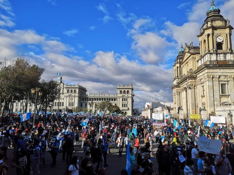 Guatemala: Jornada de protestas en el país finaliza con disturbios y daños.