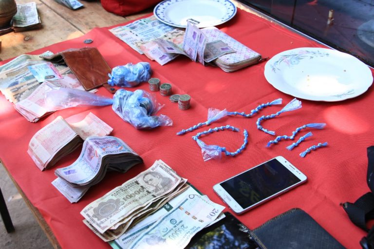 Traficaba droga en la ropa interior de su propia hija