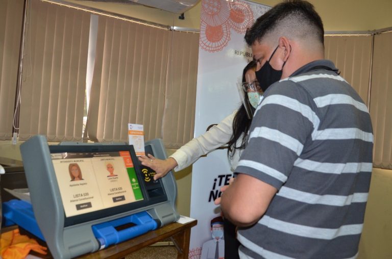 Dirección General del Registro del Estado Civil apoya capacitación  con las máquinas de votación