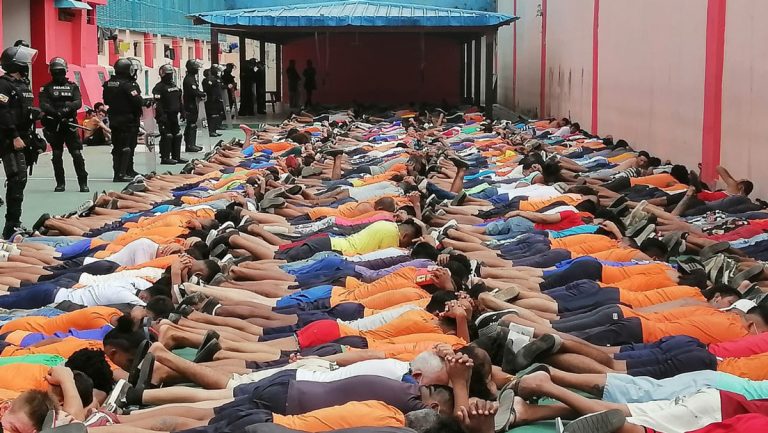 Al menos cuatro muertos y doce heridos durante amotinamiento en cárcel de Ecuador