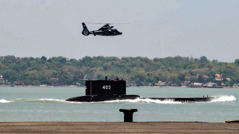 Desaparece submarino en Indonesia con 53 tripulantes