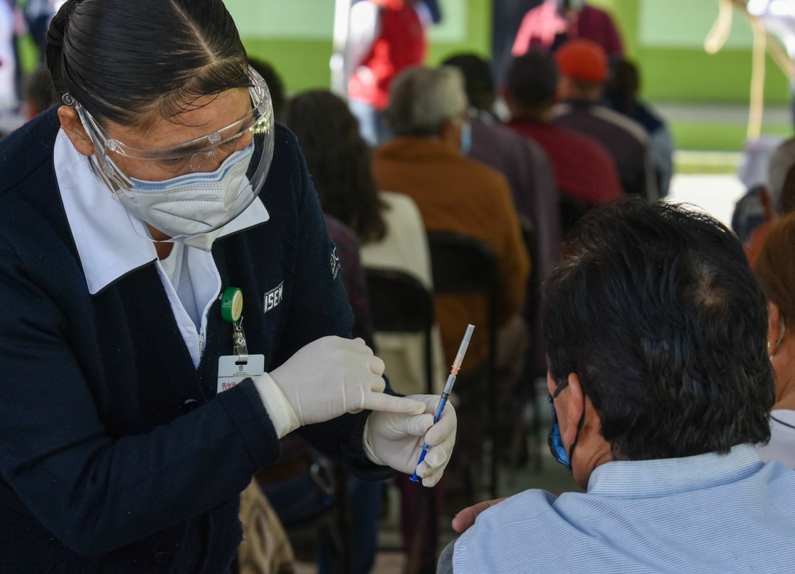 Personal de Salud muestra la vacuna contra COVID-19 a los adultos mayores antes de ser inoculados en San Mateo Atenco, Estado de México, el 5 de abril de 2021