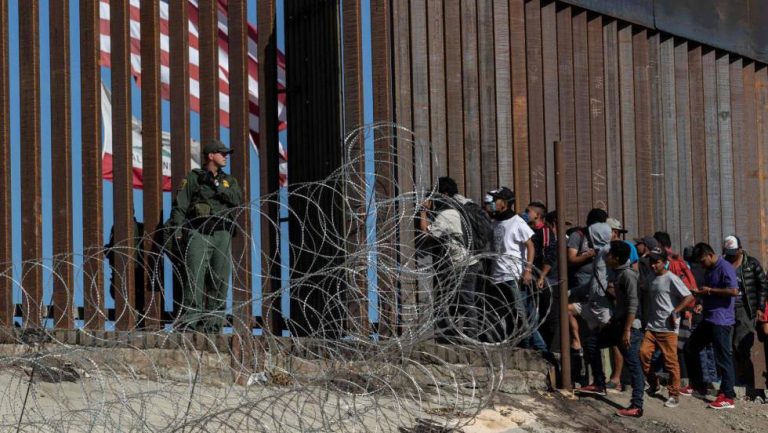 Estados Unidos comienza a reunir a familias migrantes separadas por Trump
