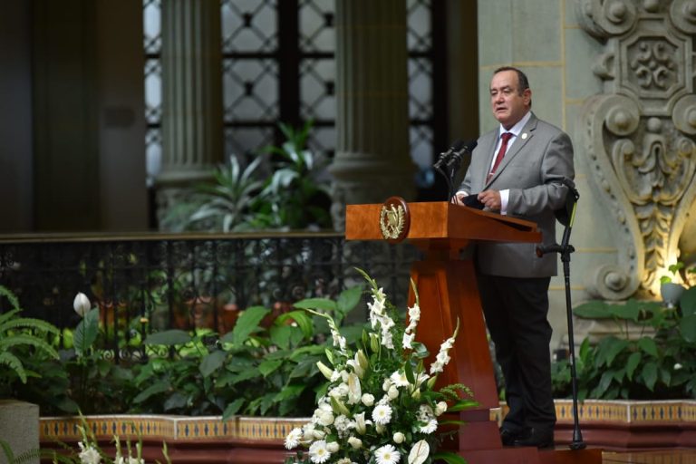 Guatemala: Presidente Alejandro Giammattei afirma que podrían vacunar entre 75 mil y 100 mil personas diarias, pero no hay vacunas
