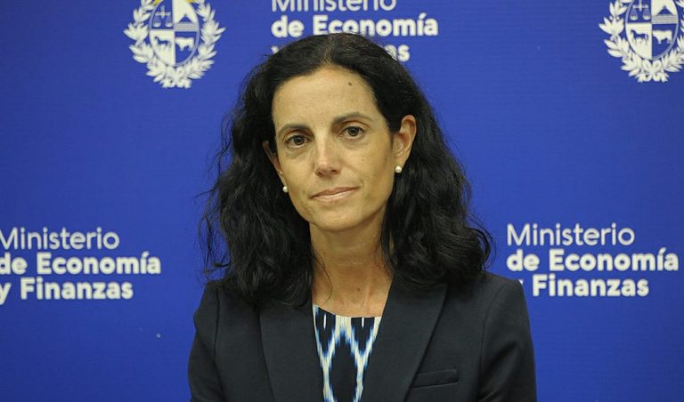 Ministra de economía, Azucena Arbeleche, será interpelada.