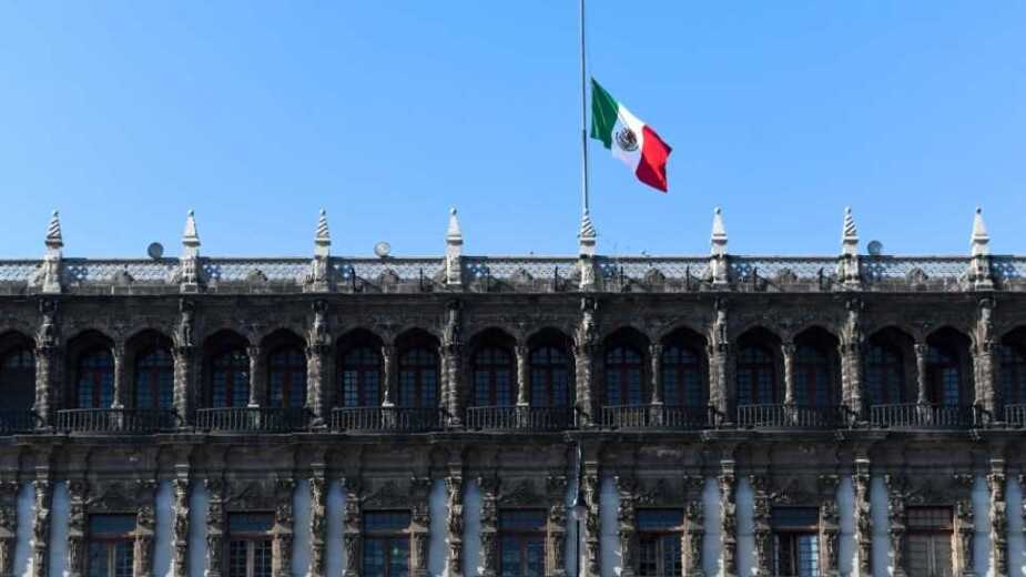 Bandera Nacional Mexicana izada a media aste en señal de luto