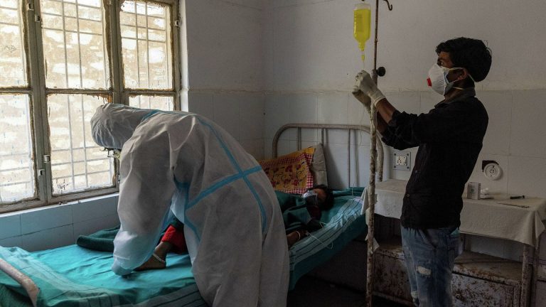 India: Fallece paciente diagnosticado con Covid-19 e infecciones del hongo negro, blanco y amarillo