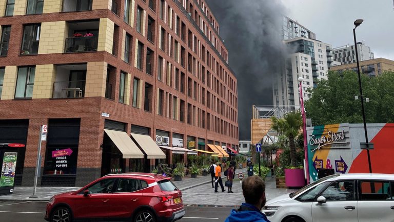 Un fuerte incendio se registra en una estación de tren de Londres