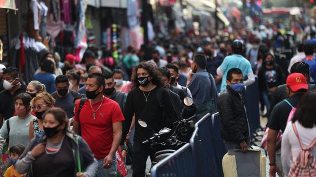 Habitantes mexiquenses recorriendo el Centro de la Ciudad de México