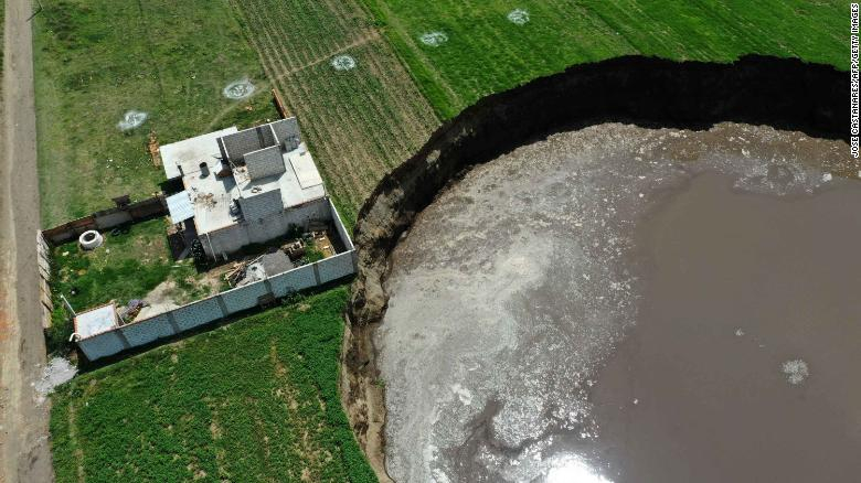 Socavón en Puebla, México amenaza con tragarse la vivienda más cercana a este fenómeno natural