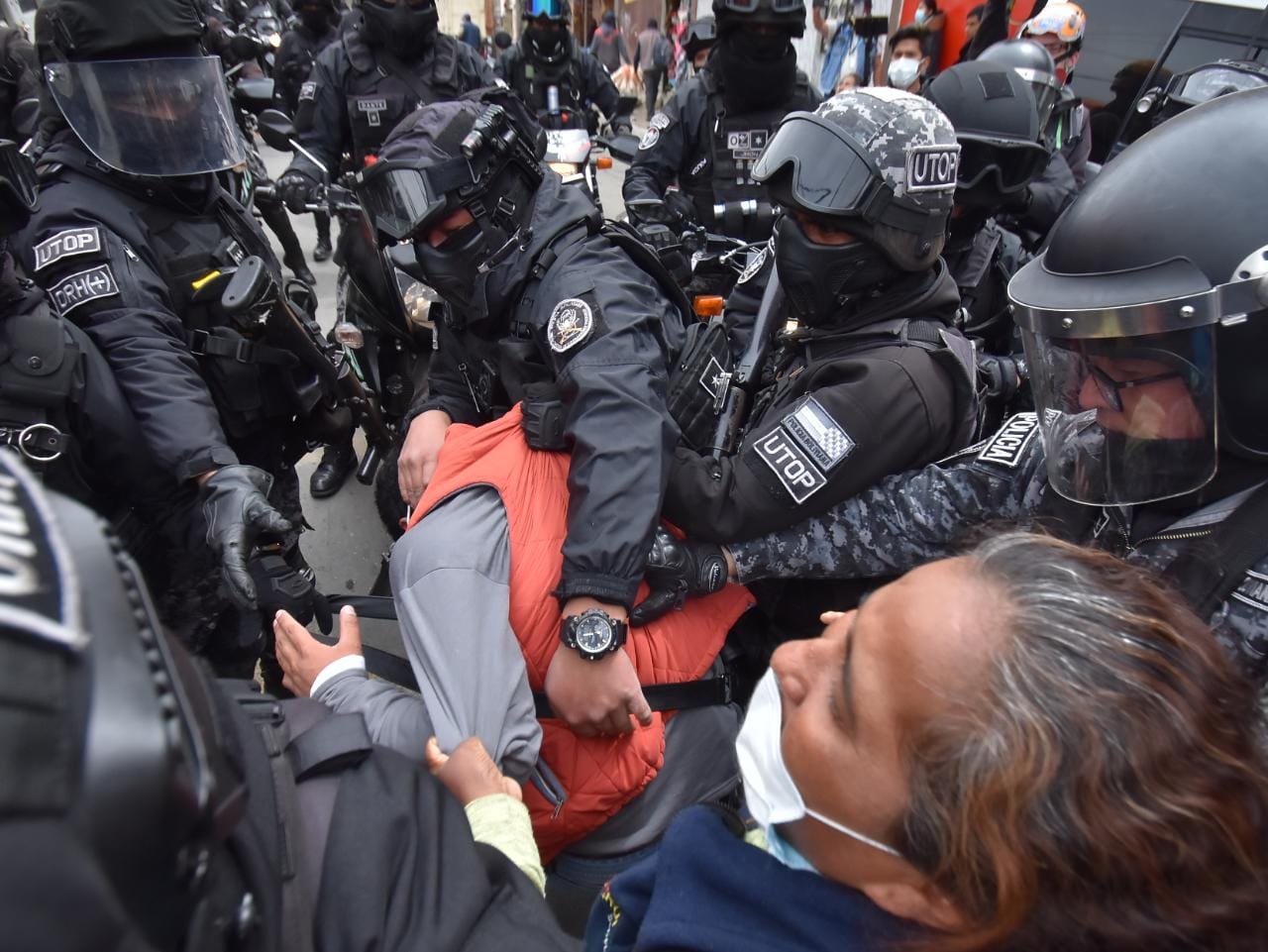 Policía agrede a periodistas