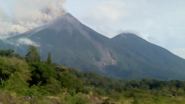 Guatemala: Volcán de fuego entra en erupción