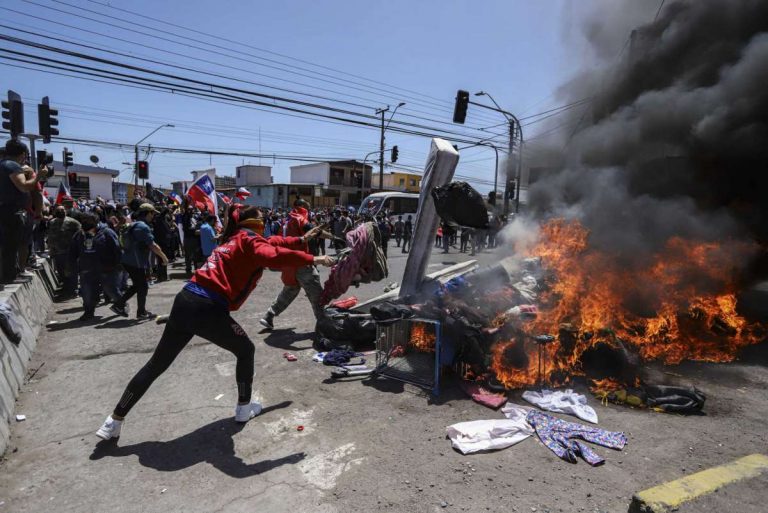 Chile: Marcha termina en quema de pertenencias de migrantes venezolanos