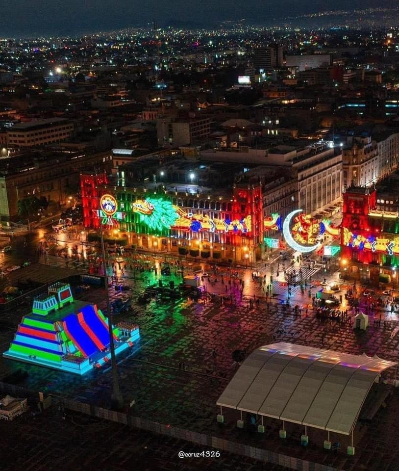 Zócalo del centro del país iluminado con los colores patrios