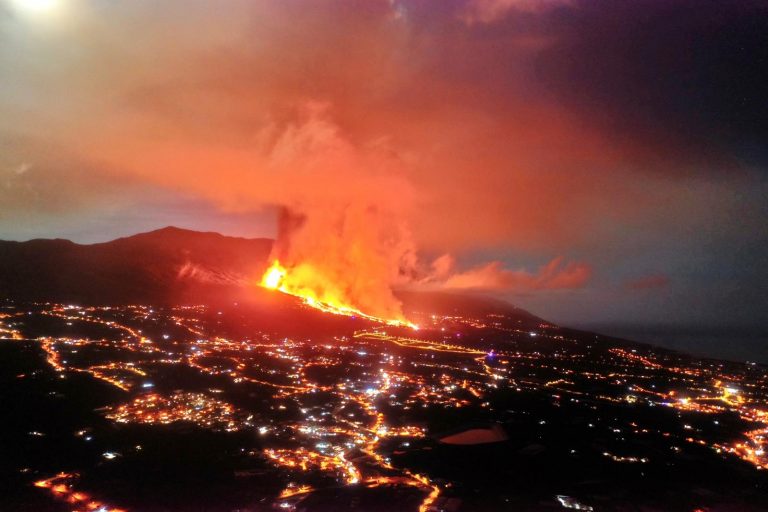 Se cumple un mes de la erupción del volcán de Cumbre Vieja