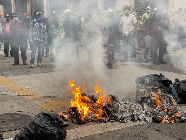Guatemala: Veteranos Militares provocan daños a los alrededores del Congreso de Republica.