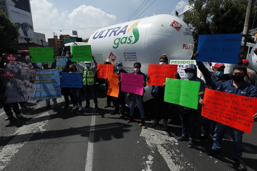 Gaseros mexicanos manifestandose en una de las avenidas principales del país ante la alza de precios