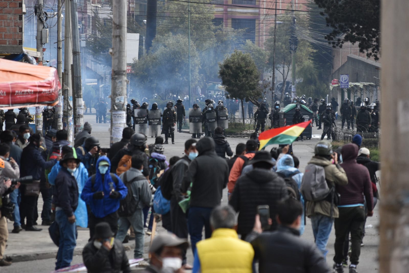 Cocaleros y policías enfrentados por control de su sede