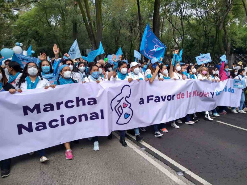 Manifestantes provida marchando a favor de la mujer y la vida en la Ciudad de México