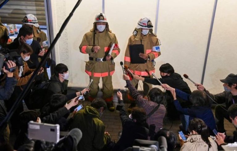 Pánico en Tokio: Hombre vestido de Joker hirió a varias personas en un tren