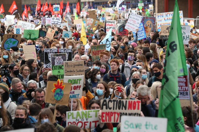 Los jóvenes se toman Glasgow en protesta al ‘bla bla bla’ y las ‘promesas vacías’ de la COP26