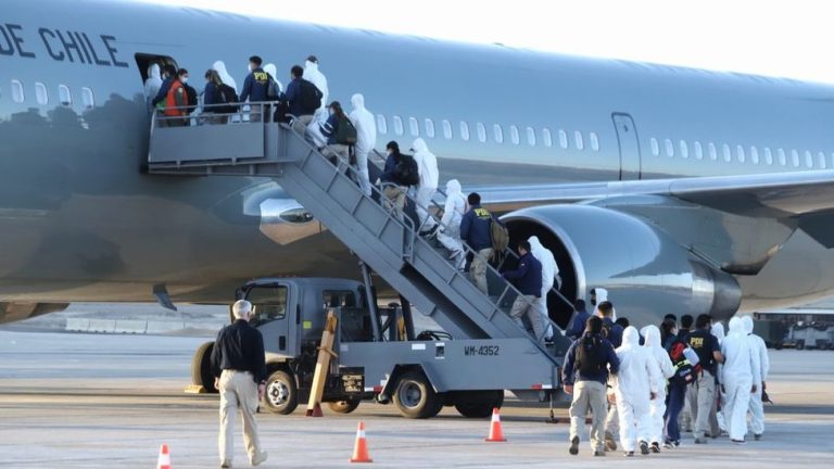 Chile deporta un grupo de migrantes venezolanos y colombianos