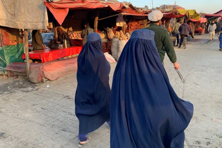Los talibanes prohíben a las mujeres viajar sin un acompañante