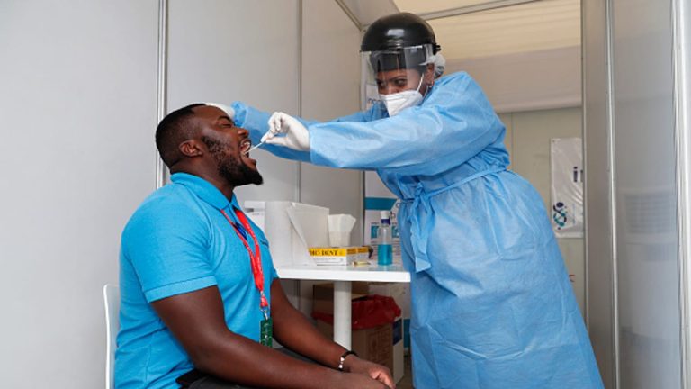 Sudáfrica declara oficialmente la cuarta ola de contagios COVID por el ascenso de casos ómicron
