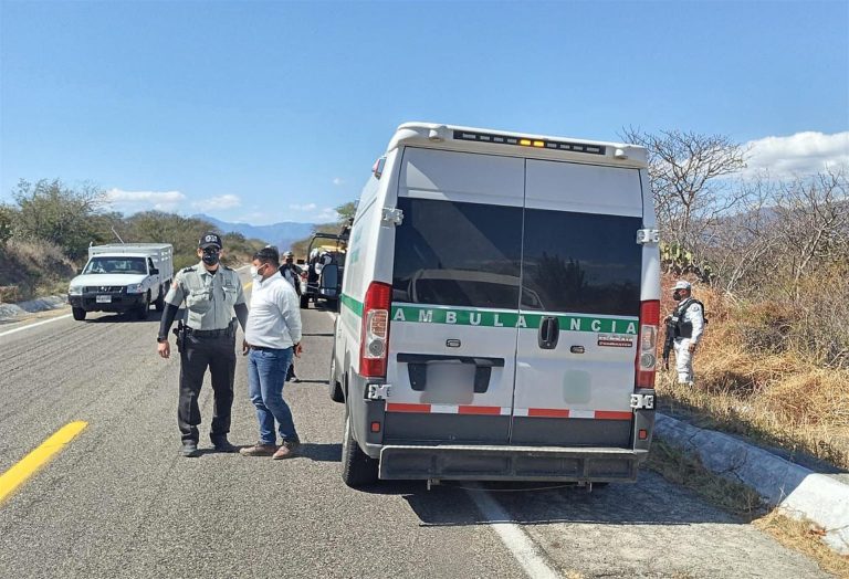 Hallan a 28 nicaragüenses hacinados en ambulancia pirata en el sur de México