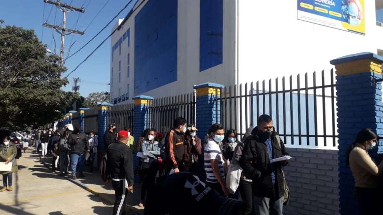 Covid en Bolivia: Se registró nuevo récord de casos, autoridades estatales contagiadas y rechazo a los carnets de vacuna