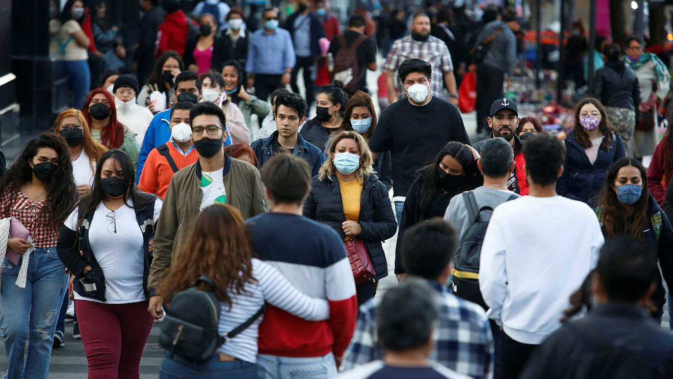 Personas de nacionalidad mexicana transitando por las calles del centro histórico en la Ciudad de México.