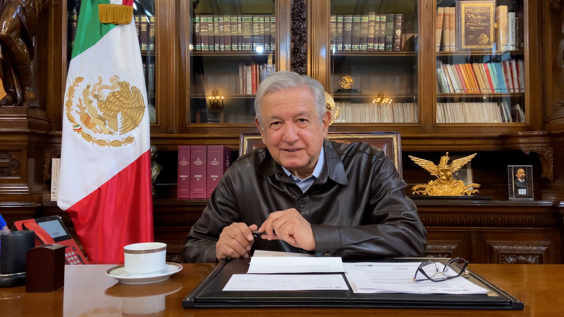 Andrés Manuel López Obrador, presidente de México, brindando un mensaje a la nación tras su recuperación de COVID-19 desde la oficina presidencial.