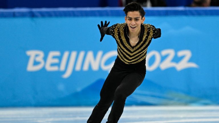 El patinador mexicano Donovan Carrillo llevando a cabo su presentación en los Juegos Olímpicos de Invierno Beijing 2022.