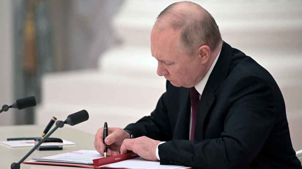 El presidente ruso, Vladimir Putin, firmando un acuerdo.