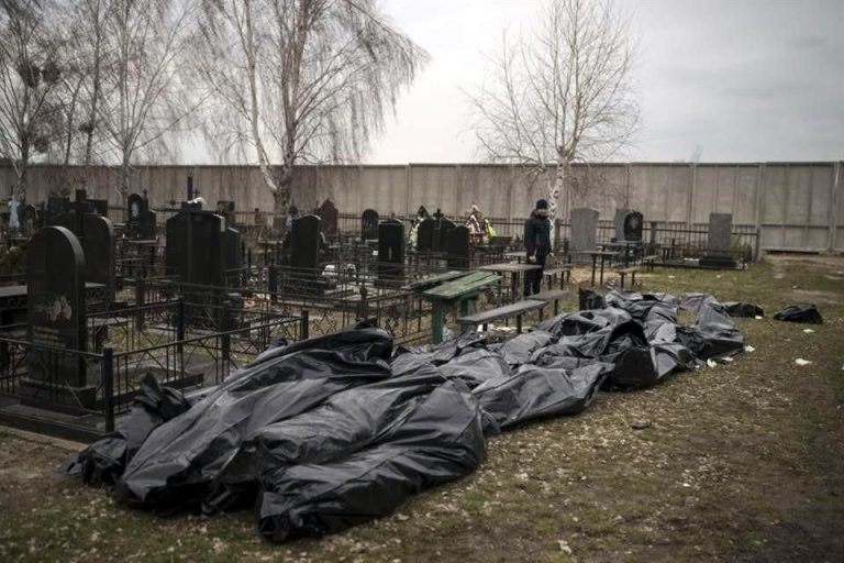 Guerra en Ucrania: más de 900 cadáveres han sido hallados alrededor de Kiev, Moscú advierte que «intensificará» ataques