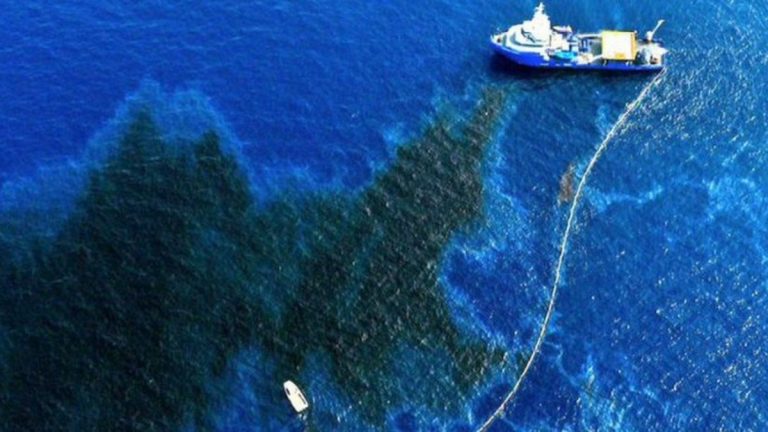 Se hunde barco con diésel en las Galápagos