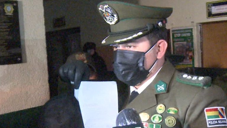 Detención domiciliaria a policía acusado de tráfico de autos robados en Bolivia