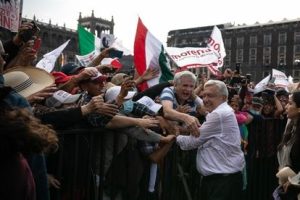 El presidente mexicano, Andrés Manuel López Obrador, arribando al Zócalo capitalino para rendir su cuarto informe de gobierno.