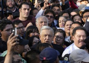 El presidente de México, Andrés Manuel López Obrador, marchando en la CDMX rodeado de algunos funcionarios federales.