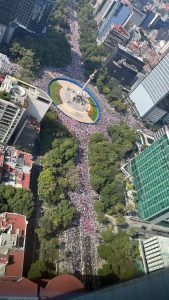 Imagen tomada durante la marcha en defensa de la democracia pasando sobre avenida Reforma